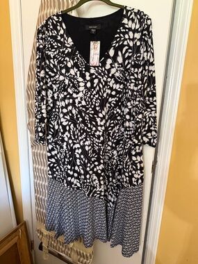 NWT Karen Kane Black and White Floral V-Neck Dress
